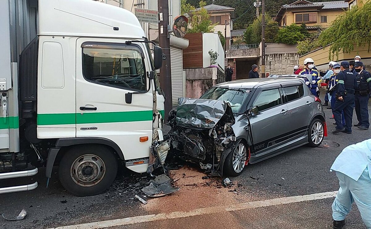 京都産業大学生　衝突事故